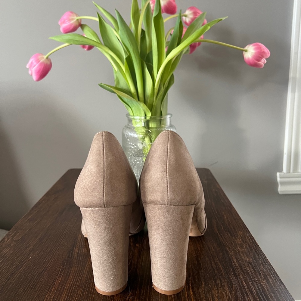 Beautiful, comfortable Report chunky heel. Looks new, no stains on suede.